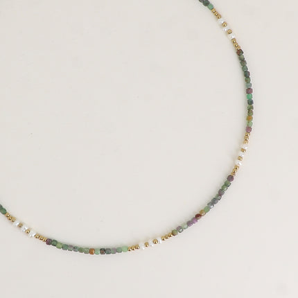 Collier sur câble - perles en acier, perles d'eau douce et pierres naturelles cubiques