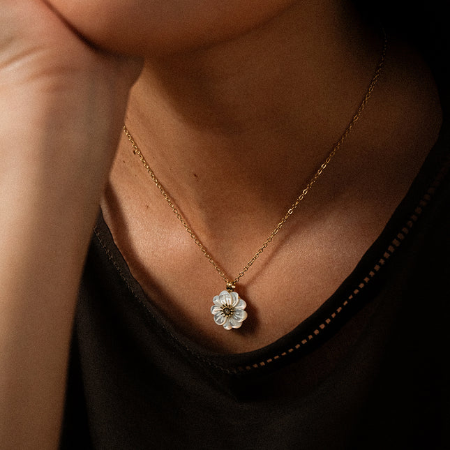 Collier Elyne - fleur en pierre naturelle et oxyde de zirconium