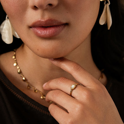 Bague fine Orlya - pierre naturelle carrée et 3 grains