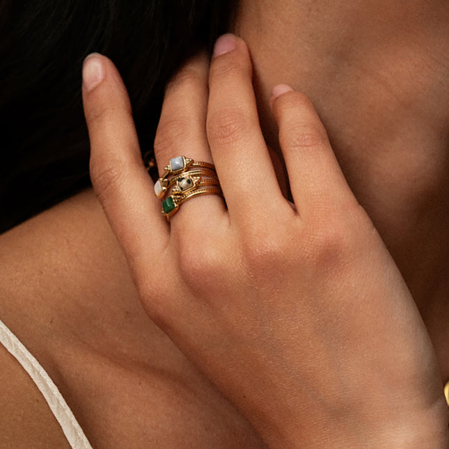 Bague fine Orlya - pierre naturelle carrée et 3 grains