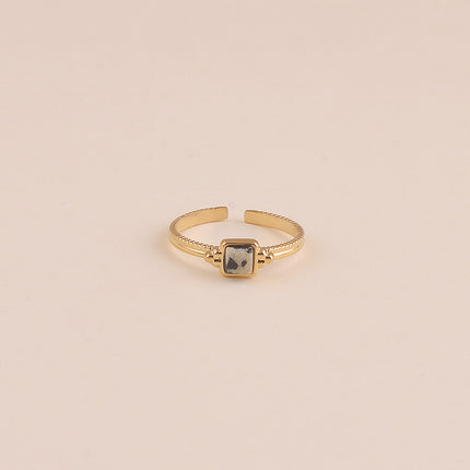 Bague fine Orlya - pierre naturelle carrée et 3 grains