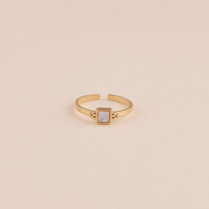 Bague fine Orlya - pierre naturelle carrée et 3 grains
