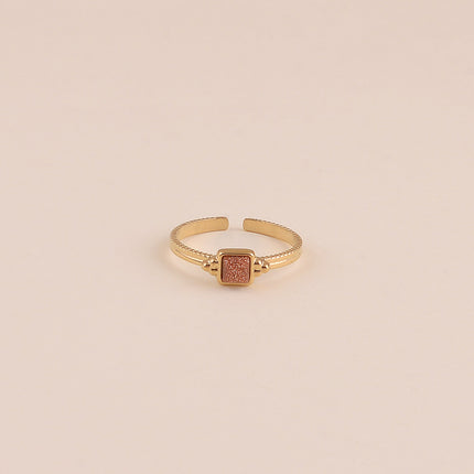 Bague fine Orlya - pierre naturelle carrée et 3 grains