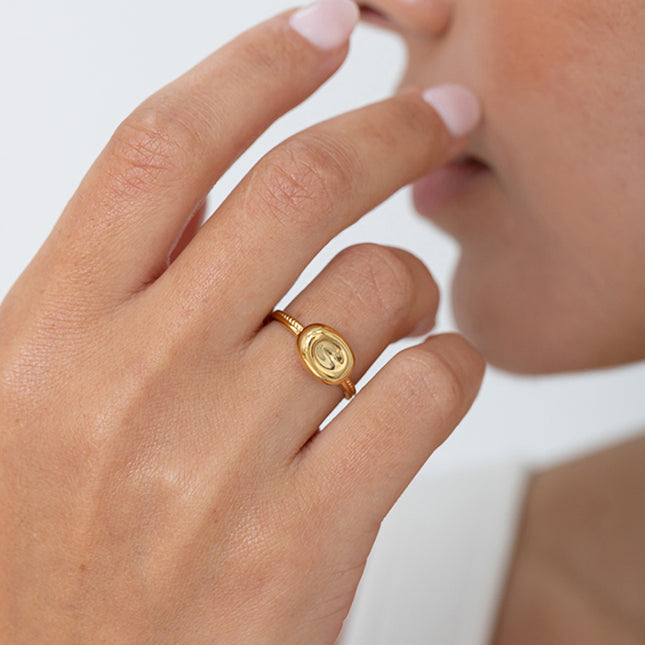 Bague - petite pastille bombée et incurvée