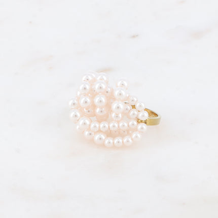 Bague Nikia - perles de résine sur fil formant un noeud