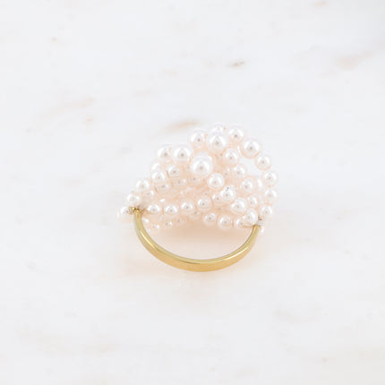 Bague Nikia - perles de résine sur fil formant un noeud