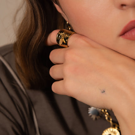 Bague large Arthémise - anneau motif strié et pampille ovale texturée