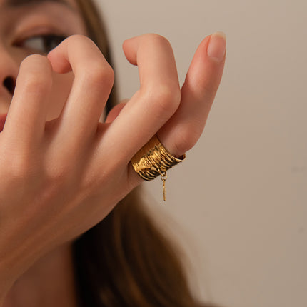Bague large Arthémise - anneau motif strié et pampille ovale texturée