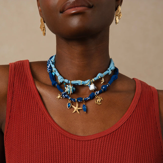 Collier Azur - tissu ruban, cristaux, tortue, perle poisson en résine, étoile de mer, crabe
