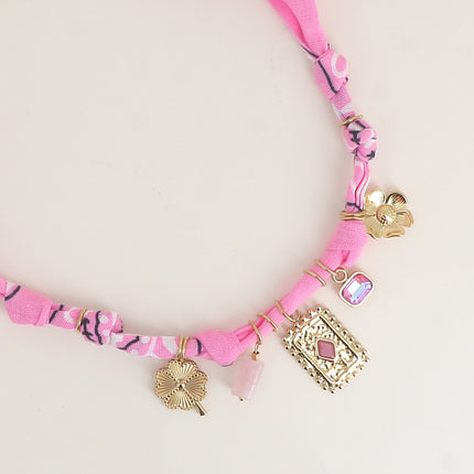 Collier sur tissu ruban - trèfle, pierres naturelles, pièce rectangulaire martelée, cristal, fleur