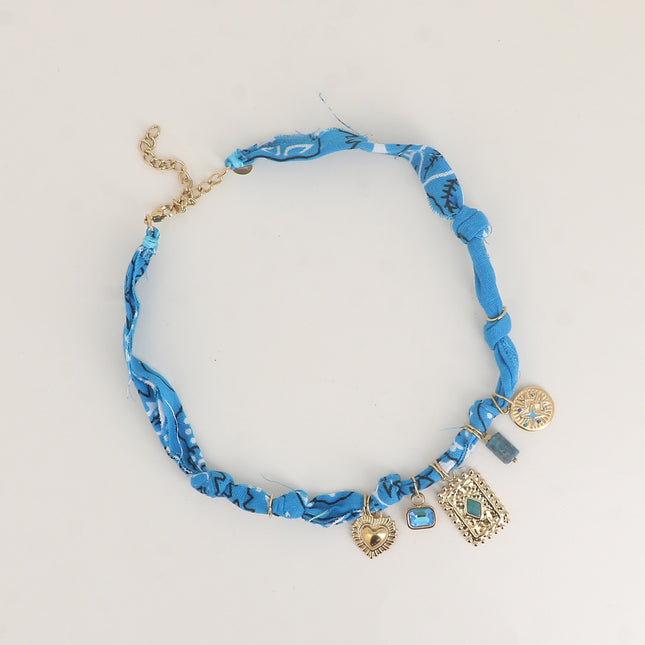 Collier sur tissu ruban - coeur, cristal, pièce rectangulaire martelée, pierres naturelles, étoiles et émail