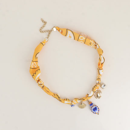 Collier sur tissu ruban - oeil, coquillage, pièce en céramique, crabe et cristal