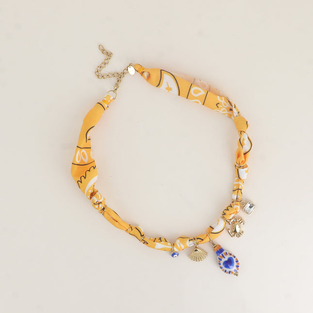 Collier sur tissu ruban - oeil, coquillage, pièce en céramique, crabe et cristal