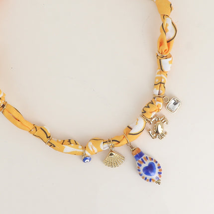 Collier sur tissu ruban - oeil, coquillage, pièce en céramique, crabe et cristal