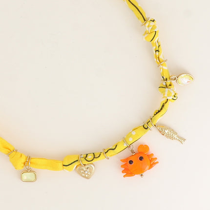 Collier - tissu ruban avec cristaux rectangulaire et goutte, coeur, crabe en résine et poisson