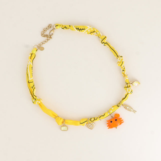 Collier - tissu ruban avec cristaux rectangulaire et goutte, coeur, crabe en résine et poisson