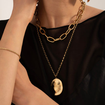 Collier Freya - grand pièce ondulée et brossée mat