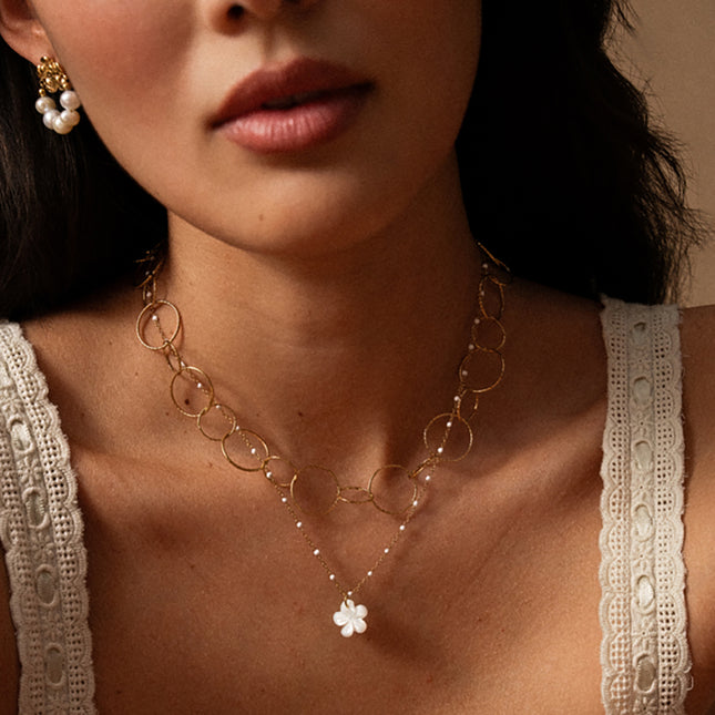 Collier Kaelia - chaîne avec émail, pendentif fleur nacrée 12mm