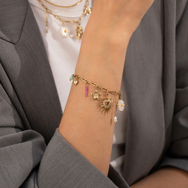 Bracelet Hermia - pierres naturelles, pendentif coeur scintillant ajouré, perles d'eau douce, fleurs