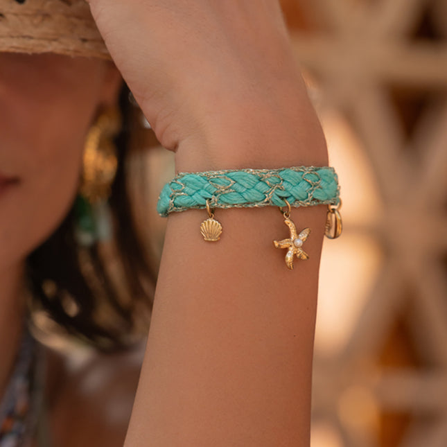 Bracelet sur cordon Maracya - fermoir bouée et breloques marins (coquillages, étoile de mer et cauri)