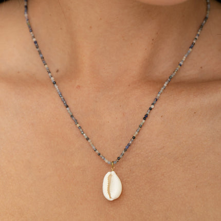Collier - sur fil, ras de cou avec pierres naturelles rondes et cauri naturel