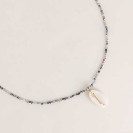 Collier - sur cordon, ras de cou avec pierres naturelles rondes et cauri naturel