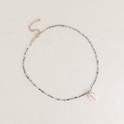 Collier - sur cordon, ras de cou avec pierres naturelles rondes et cauri naturel