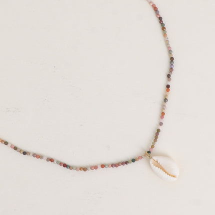 Collier - sur cordon, ras de cou avec pierres naturelles rondes et cauri naturel