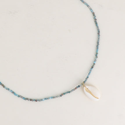 Collier - sur cordon, ras de cou avec pierres naturelles rondes et cauri naturel