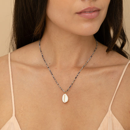 Collier - sur fil, ras de cou avec pierres naturelles rondes et cauri naturel