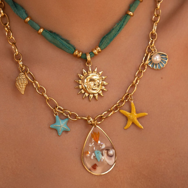 Collier Amaïa - pampilles marins (coquillages, étoiles de mer, goutte en résine refermant un coquillage plat naturel)