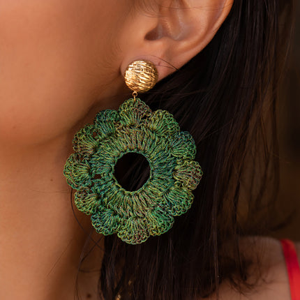 Boucles pendantes Calyma - pièce ronde et pièce en tissu tressé formant fleur