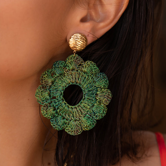 Boucles pendantes Calyma - pièce ronde et pièce en tissu tressé formant fleur