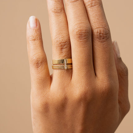 Bague - 3 anneaux striés et barre ornée d'oxydes de zirconium
