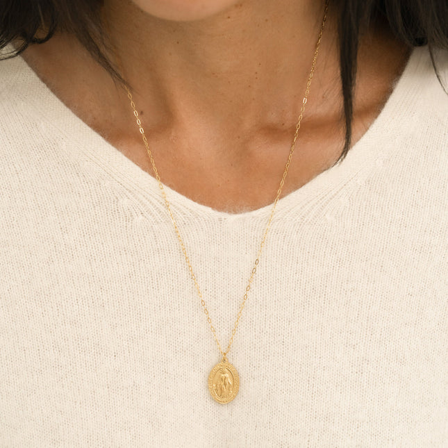 Collier - pendentif ovale avec la Madone