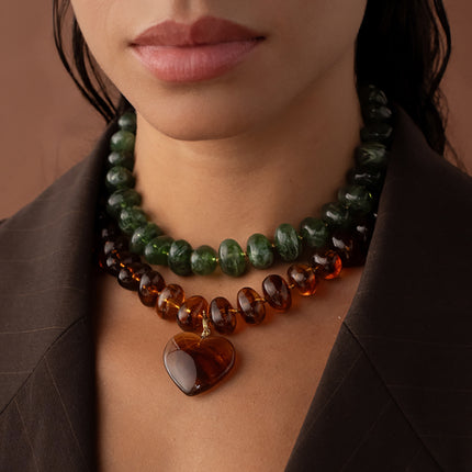 Collier sur fil Ziana - perles de résine et pendentif coeur