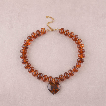 Collier sur fil Ziana - perles de résine et pendentif coeur