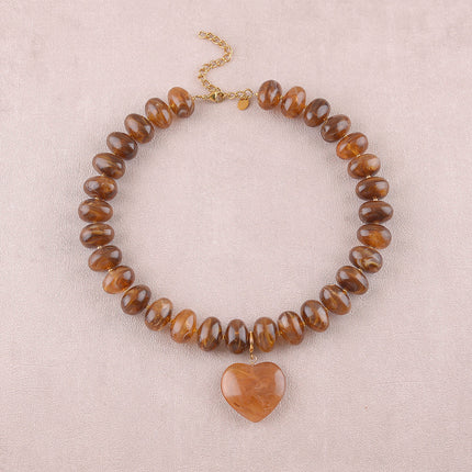 Collier sur fil Ziana - perles de résine et pendentif coeur