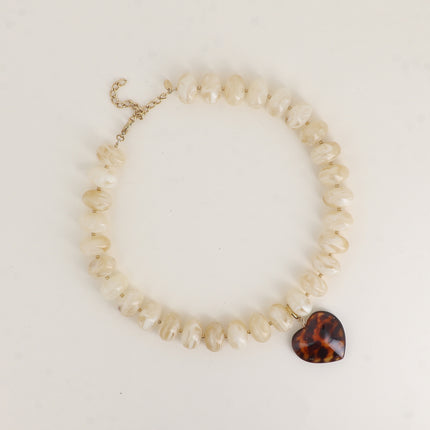 Collier sur fil Ziana - perles de résine et pendentif coeur