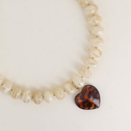 Collier sur fil Ziana - perles de résine et pendentif coeur