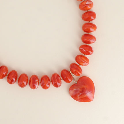Collier sur fil Ziana - perles de résine et pendentif coeur