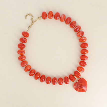 Collier sur fil Ziana - perles de résine et pendentif coeur
