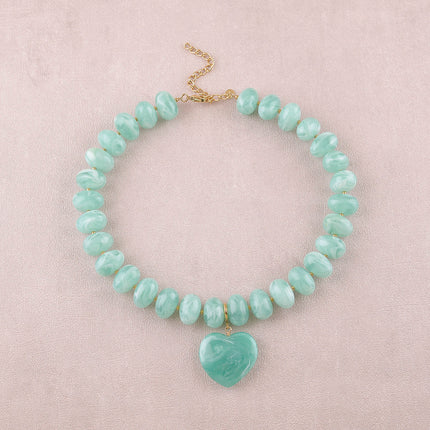 Collier sur fil Ziana - perles de résine et pendentif coeur