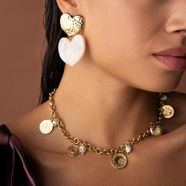 Collier Tyra - perles de résine blanche et pampilles rondes aux motifs de ciel étoilé, soleil et lune