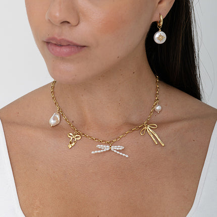 Collier - noeuds papillons avec des pièces en résine blanche