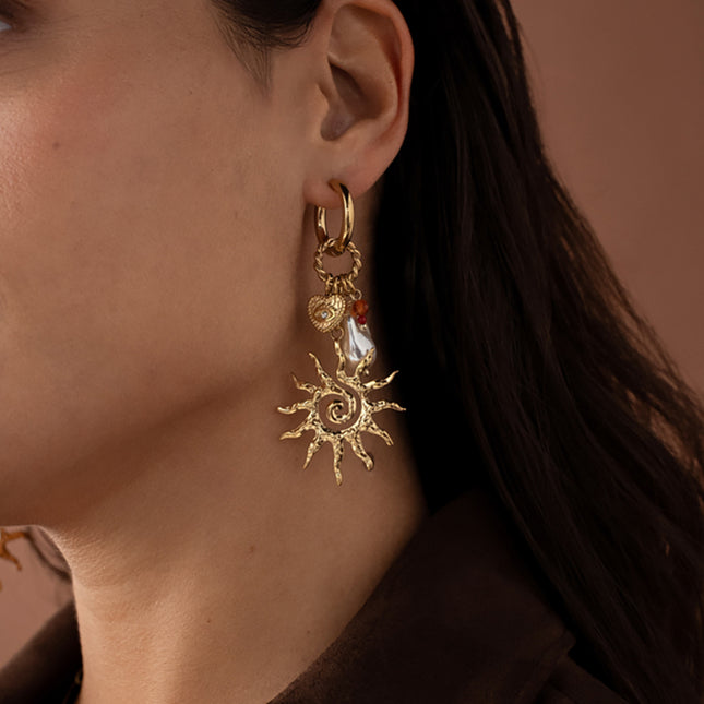 Créoles Justina - soleil, perle de résine blanche, coeur et oeil