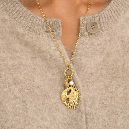 Collier - 3 pendentifs, perle d'eau douce, soleil et charm muse