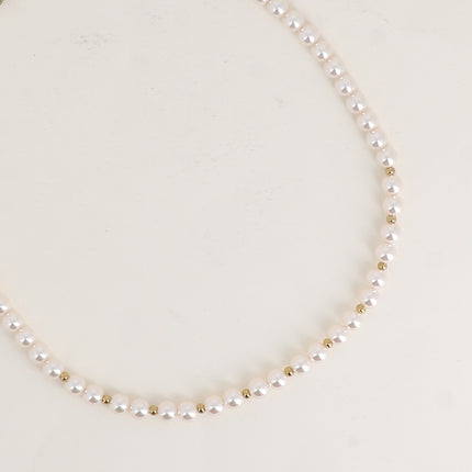 Collier sur câble - perles de résine blanche 6mm