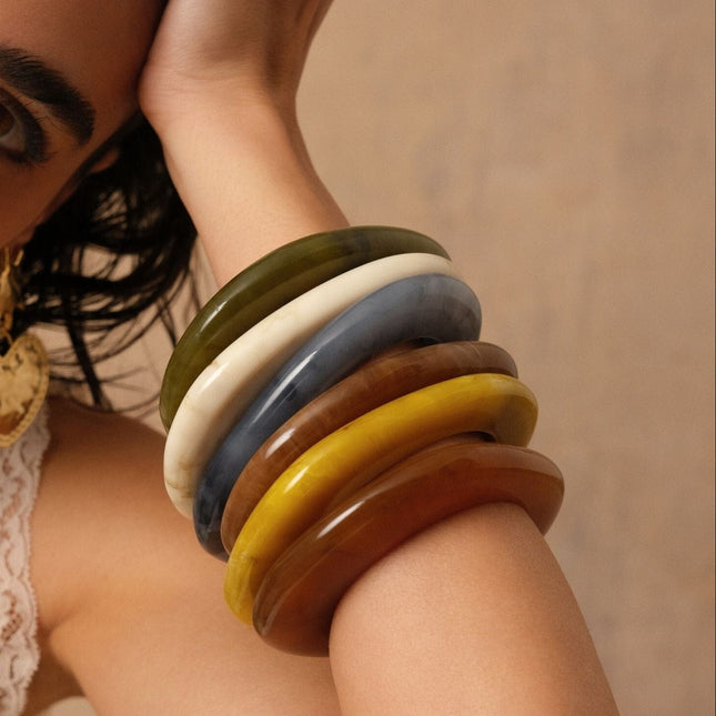 Esmoryne bracelet - closed oval flat resin bangle