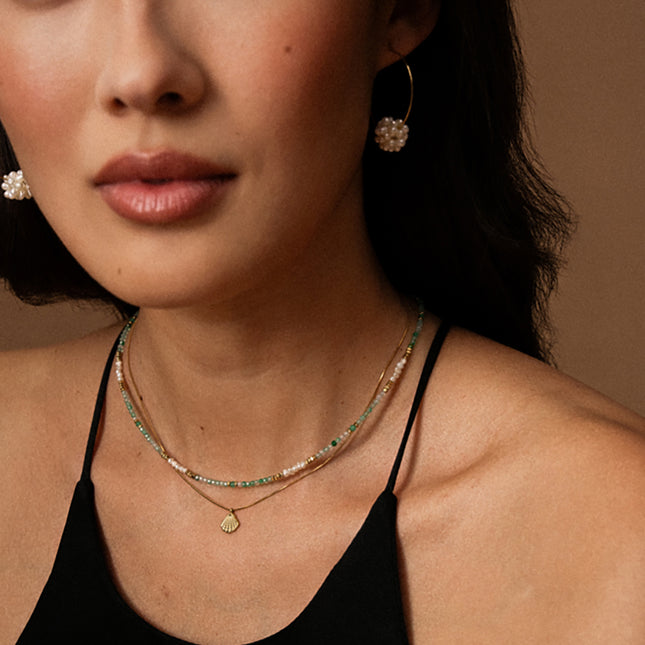Necklace - fine snake-like chain with small shell pendant